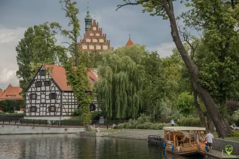 Nad rzeką, wśród zieleni, stoją zabytkowe domy i wieża. To jedne z magicznych miejsc kujawsko-pomorskiego, gdzie czas płynie wolniej.